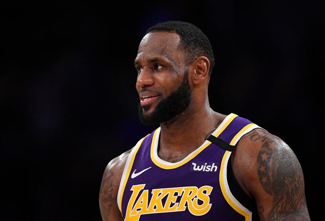  詹姆斯再创纪录，生涯总分破四万  