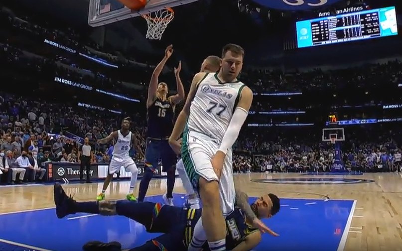  东契奇超远三分绝杀独行侠，太阳末节崩盘痛失好局